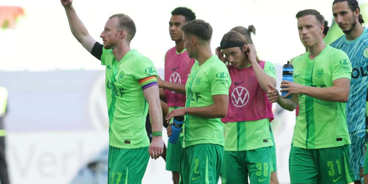 VfL Wolfsburg Defeats Holstein Kiel 2-0 in Dominant Performance